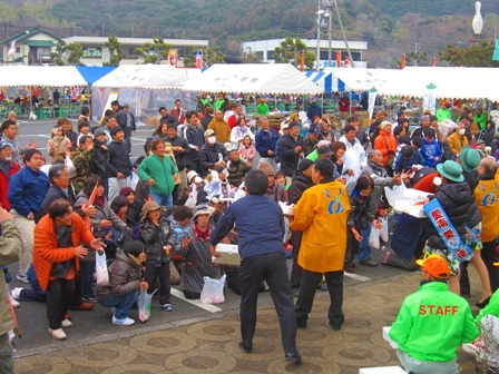 うまいもん市あいなん　餅まき